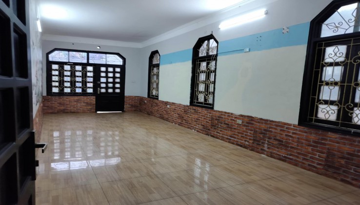 Cho thuê nhà Mp Đê La Thành- Đống Đa DT 45 m2 - 3,5 tầng-Mt 3m- Giá 22 Triệu (ctl)